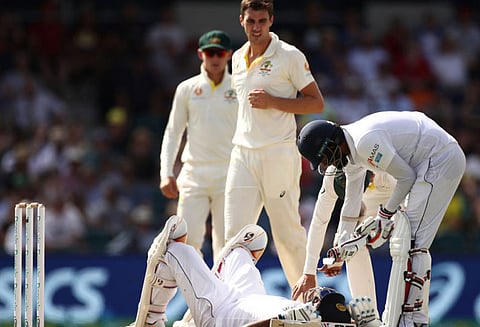 இலங்கை - ஆஸ்திரேலியா டெஸ்ட்: பவுன்சர் பந்து தாக்கியதில் நிலைகுலைந்த கருணரத்னே