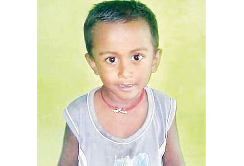 பள்ளிக்கூட வேன் சக்கரத்தில் சிக்கி 4 வயது சிறுவன் பலி பொதுமக்கள் சாலைமறியல் போராட்டம்