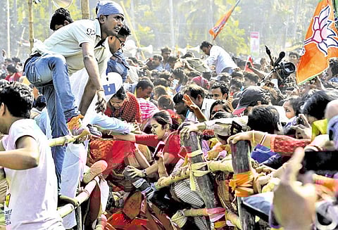 மோடி கூட்டத்தில் பதற்றம்; நெரிசலில் சிக்கி பலர் காயம் - 14 நிமிடத்தில் பிரதமர் பேச்சை முடித்துக் கொண்டார்
