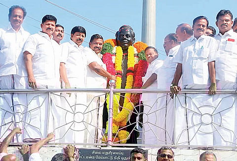 நினைவு தினத்தையொட்டி அண்ணா சிலைக்கு அரசியல் கட்சியினர் மாலை அணிவிப்பு