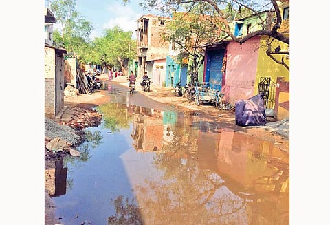 பாதாள சாக்கடையில் அடைப்பு: கொடுங்கையூரில், சாலையில் ஓடிய கழிவு நீர் பொதுமக்கள் அவதி