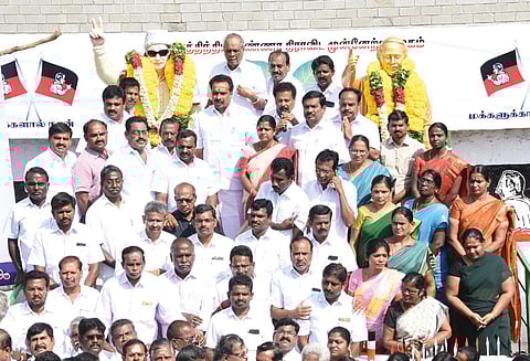 கரூரில் அண்ணா நினைவு தினம் அனுசரிப்பு சிலைக்கு மாலை அணிவித்து அ.தி.மு.க.-தி.மு.க.வினர் மரியாதை