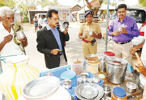 குளித்தலை அருகே சாலையோர கடையில் கம்மங்கூழ் அருந்திய கலெக்டர்