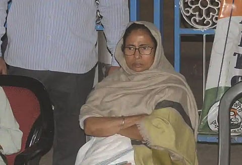 கொல்கத்தாவுக்கு விசாரணைக்கு சென்ற சி.பி.ஐ. அதிகாரிகள் கைது: மத்திய அரசுடன் மம்தா பகிரங்க மோதல் - தர்ணாவில் ஈடுபட்டதால் பரபரப்பு