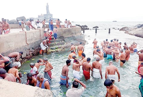 தை அமாவாசையையொட்டி கன்னியாகுமரியில் பக்தர்கள் குவிந்தனர் கடலில் புனித நீராடி முன்னோர்களுக்கு தர்ப்பணம் கொடுத்தனர்