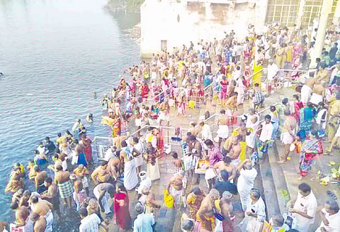 திருவையாறு காவிரி படித்துறையில் முன்னோருக்கு தர்ப்பணம் கொடுக்கும் நிகழ்ச்சி திரளான பக்தர்கள் பங்கேற்பு