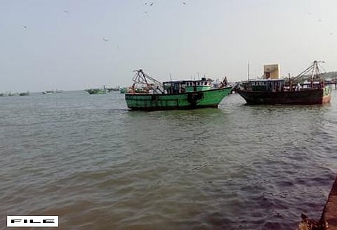 பெரியதாழையில் மீனவர்கள் காலவரையற்ற வேலைநிறுத்தம்