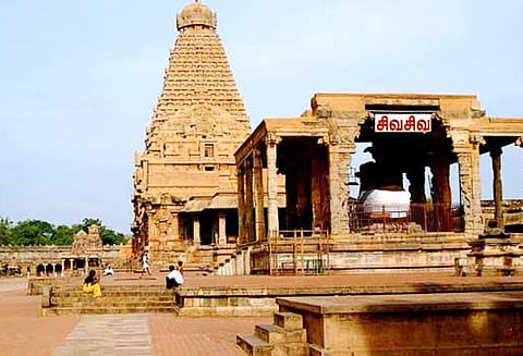 தஞ்சை பெரியகோவிலில் காலணிகளை பாதுகாக்க அடாவடி கட்டண வசூல் பக்தர்கள்-சுற்றுலா பயணிகள் அதிருப்தி