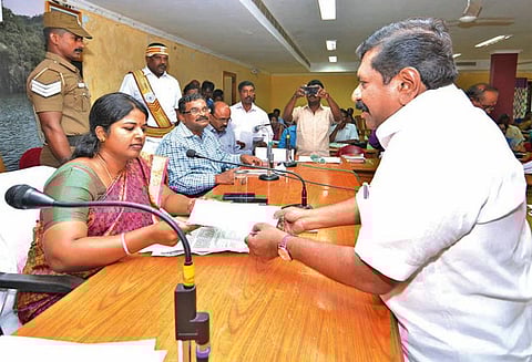 ராதாபுரம், திசையன்விளை பகுதி குளங்களுக்கு மணிமுத்தாறு அணையில் இருந்து தண்ணீர் திறந்து விட வேண்டும் - கலெக்டரிடம், இன்பதுரை எம்.எல்.ஏ. கோரிக்கை