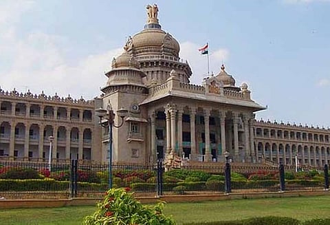 பரபரப்பான அரசியல் சூழ்நிலையில் கர்நாடக சட்டசபை நாளை கூடுகிறது - கவர்னர் வஜூபாய் வாலா உரையாற்றுகிறார்