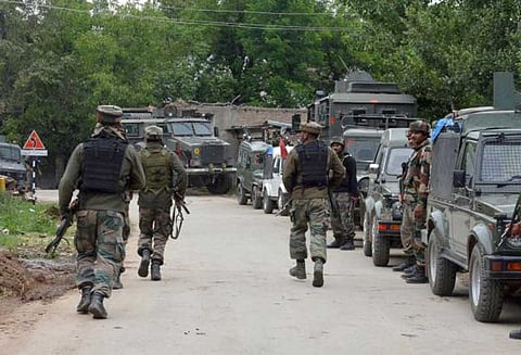 ஜம்மு காஷ்மீரில் ஆயுதங்களுடன் சந்தேக நபர்கள் நடமாடியதாக தகவல் -சர்வதேச எல்லையில் பாதுகாப்பு படையினர் தீவிர சோதனை