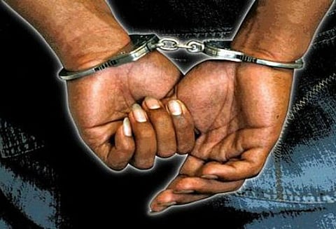 குற்றாலத்தில் மாணவர் மர்ம சாவு: காதலியை மானபங்கம் செய்ய முயன்ற விடுதி மேலாளர்–பணியாளர் கைது