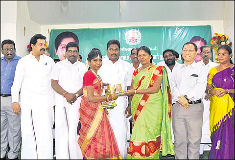 போட்டிகளில் வெற்றி பெற்ற மாணவ-மாணவிகளுக்கு பரிசு