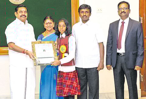 தேசிய பெண் குழந்தை தினத்தையொட்டி சமூகப்பணிக்காக சிறுமி ரக்‌ஷனாவுக்கு ரூ.1 லட்சம் எடப்பாடி பழனிசாமி வழங்கினார்