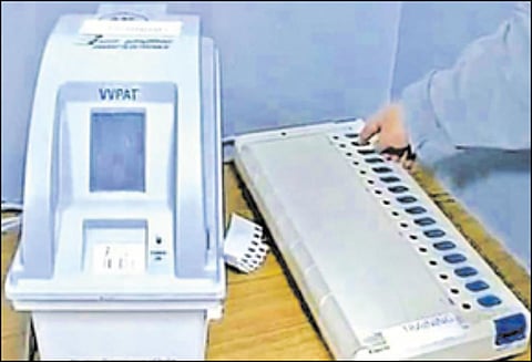 அனைத்து வாக்குச்சாவடிகளிலும் ஒப்புகைச்சீட்டு எந்திரம் ஐகோர்ட்டில், தேர்தல் ஆணையம் தகவல்