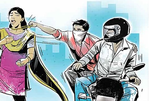 சிதம்பரத்தில் பெண்ணிடம் ரூ.1½ லட்சம் நகை பறிப்பு - மர்மநபர்களுக்கு போலீஸ் வலைவீச்சு