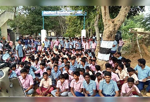 காட்டாம்பூண்டி அரசு பள்ளியில் ஆசிரியர் பணியிடமாற்றத்தை கண்டித்து மாணவர்கள் தர்ணா