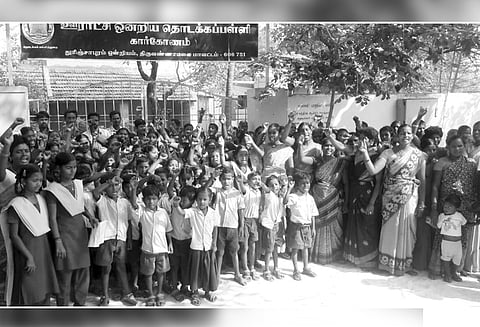 தலைமை ஆசிரியர் பணியிட மாற்றத்தை கண்டித்து பள்ளிக்கு பூட்டு போட்டு ஆர்ப்பாட்டம் மாணவி மயங்கி விழுந்ததால் பரபரப்பு