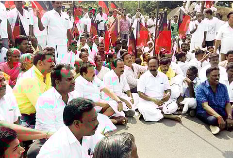 திருக்கோவிலூர் தொகுதியில், சேதமடைந்த சாலைகளை சீரமைக்க கோரி தி.மு.க.வினர் சாலை மறியல்