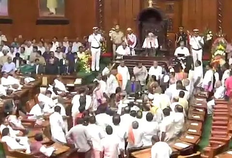 குமாரசாமி ராஜினாமா செய்ய வேண்டும் அவசியம் ஏற்பட்டால் கவர்னரை சந்தித்து மனு கொடுப்போம் - ஸ்ரீராமுலு எம்.எல்.ஏ. பேட்டி