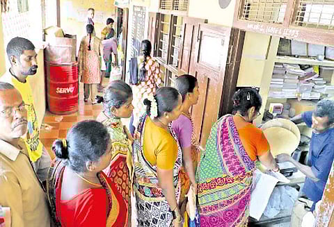 ‘சம வேலைக்கு சம ஊதியம்’ வழங்கக்கோரி ரேஷன் கடை ஊழியர்கள் உள்ளிருப்பு போராட்டம் 13-ந் தேதி முதல் வேலைநிறுத்தத்தில் ஈடுபட முடிவு