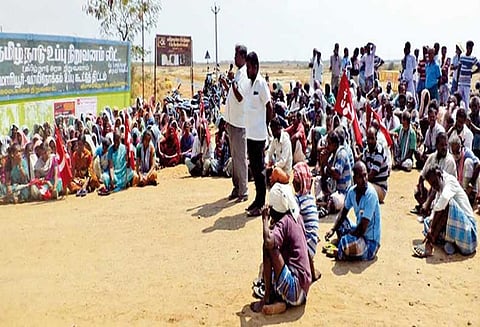 வாலிநோக்கம் அரசு உப்பு நிறுவன தொழிலாளர்கள் ஆர்ப்பாட்டம்