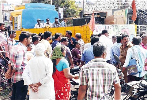 ஈரோட்டில் ஆக்கிரமிப்புகள் அகற்றம் அதிகாரிகளுடன் வியாபாரிகள் வாக்குவாதம்