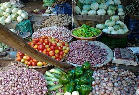 உள்கட்டமைப்பு வசதிகளை மேம்படுத்த உழவர் சந்தைகளுக்கு தலா ரூ.1 கோடி நிதி ஒதுக்கீடு - அதிகாரி தகவல்