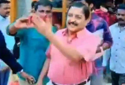 செல்பி எடுக்க முயன்ற நபரின் செல்போனை மீண்டும் தட்டிவிட்ட நடிகர் சிவக்குமார்