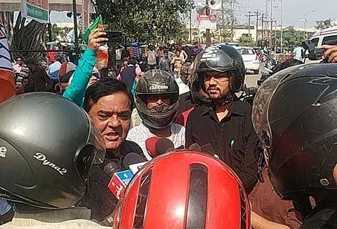 பா.ஜனதா தலைவர்களை பேட்டியெடுக்கும்போது ஹெல்மெட் அணிந்து கொள்ளும் செய்தியாளர்கள்...!