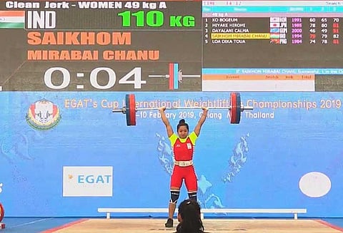 இந்திய பளுதூக்கும் வீராங்கனை காயத்திற்கு பின் முதல் போட்டியில் தங்கம் வென்றார்