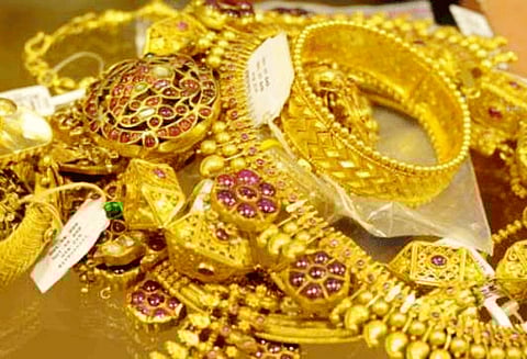 பேரணாம்பட்டு அருகே வீட்டுக்குள் புகுந்து மூதாட்டியிடம் 4 பவுன் நகை பறிப்பு மர்ம நபருக்கு வலைவீச்சு