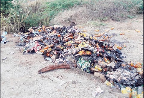 மோகனூர் அருகே ஏரியில் காலாவதியான பொருட்களை கொட்டி தீ வைத்த மர்ம நபர்கள் சுகாதார சீர்கேடு ஏற்படுவதாக பொதுமக்கள் குற்றச்சாட்டு