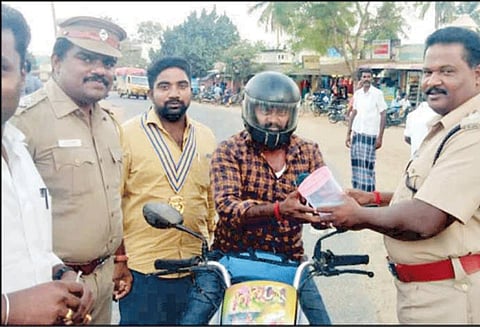 தேவகோட்டை, சிங்கம்புணரியில் சாலை பாதுகாப்பு வார விழா