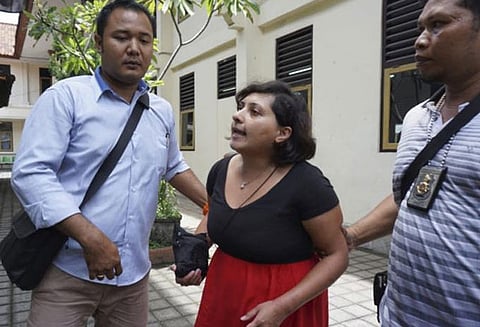 இந்தோனேசிய குடியுரிமை அதிகாரியை கன்னத்தில் அறைந்த இங்கிலாந்து பெண்ணுக்கு 6 மாத சிறை