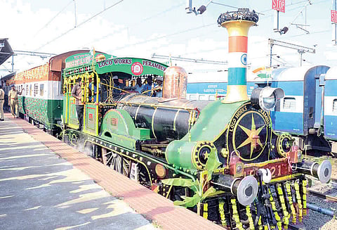 நாகர்கோவிலில் இருந்து கன்னியாகுமரிக்கு நீராவி என்ஜின் ரெயில் இயக்கப்பட்டது வெளிநாட்டு பயணிகள் உற்சாக பயணம்