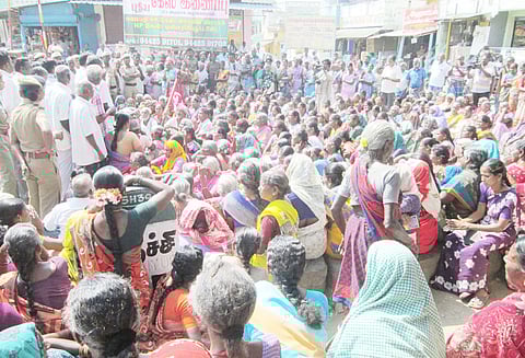 கொப்பம்பட்டியில் விவசாய தொழிலாளர்கள் சாலை மறியல் போலீசாருடன் வாக்குவாதம்