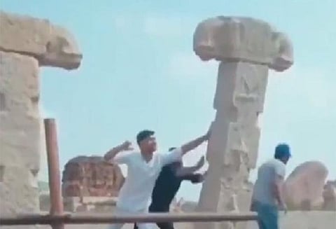 ஹம்பியில் கல்தூணை கீழே தள்ளும் விஷமிகளை போலீஸ் கைது செய்தது