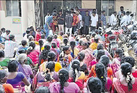 காட்டுப்பள்ளி கிராமத்தில் எண்ணெய் தொட்டிகள் கட்ட எதிர்ப்பு; ஆர்.டி.ஓ. அலுவலகம் முற்றுகை