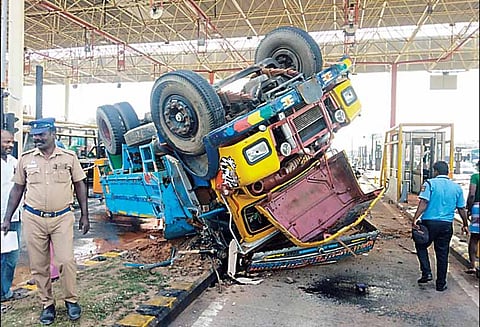 உளுந்தூர்பேட்டை அருகே சுங்கச்சாவடி மையத்தில் லாரி கவிழ்ந்தது