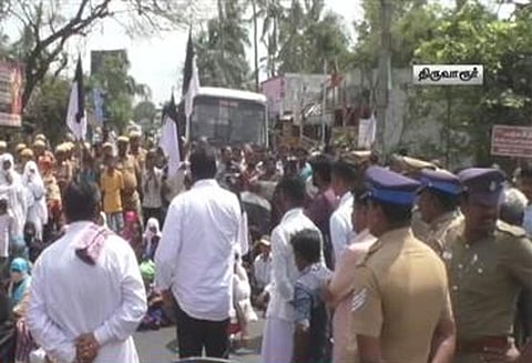 கஜா புயல்: நிவாரணம் கோரி திருவாரூரில் சாலை மறியல்; 1 மணிநேரம் போக்குவரத்து பாதிப்பு