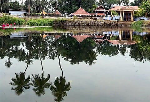 தேர்தல் நெருங்கும் நிலையில் ‘கை’ கோவிலை நோக்கி படையெடுக்கும் அரசியல்வாதிகள்