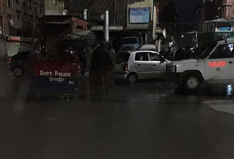 ஜம்மு-காஷ்மீர்: பயங்கரவாதிகள் நடத்திய கையெறி குண்டு தாக்குதல் - 11 பேர் காயம்