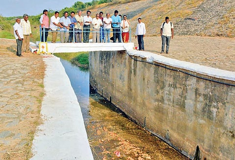 கண்டலேறு அணையில் இருந்து திறக்கப்பட்ட கிருஷ்ணா நதி நீர் தமிழக எல்லையை வந்தடைந்தது
