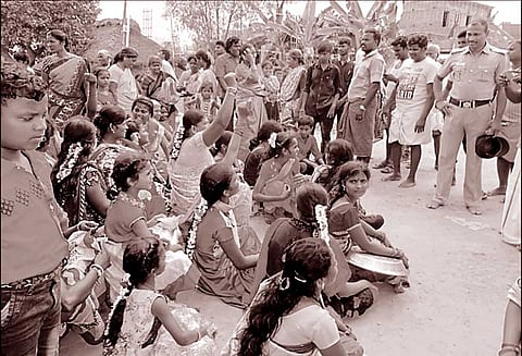 மூங்கில்துறைப்பட்டு அருகே, கோவில் கும்பாபிஷேக விழாவில் இருதரப்பினரிடையே தகராறு