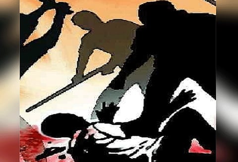 கல்லூரி மாணவி முன் ஆபாச செய்கை வாலிபருக்கு சரமாரி அடி, உதை