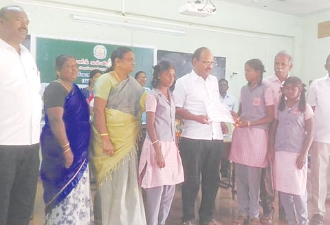 மாவட்ட அளவில் சிறந்த ஆய்வு கட்டுரைகளை உருவாக்கிய மாணவர்களுக்கு பரிசளிப்பு