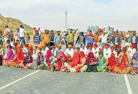 ராஜஸ்தான் மாநிலத்தில் குஜ்ஜார் போராட்டத்தில் வன்முறை; போலீஸ் வாகனங்களுக்கு தீ வைப்பு - துப்பாக்கியால் சுட்டதால் பரபரப்பு