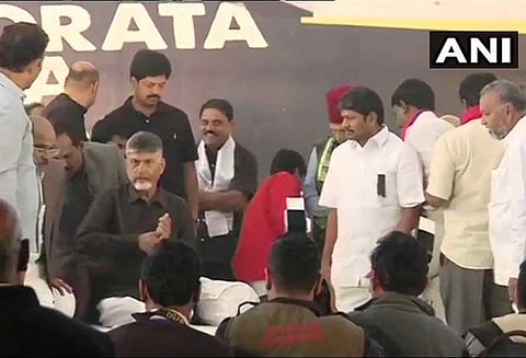 ஆந்திராவுக்கு சிறப்பு அந்தஸ்து வழங்க கோரி டெல்லியில் சந்திரபாபு நாயுடு உண்ணா விரத போராட்டம்