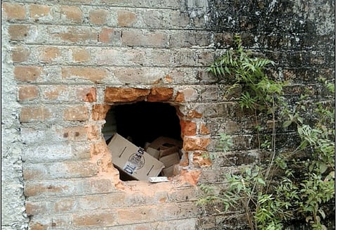 பனப்பாக்கம் அருகே டாஸ்மாக் கடையின் சுவரில் துளையிட்டு கொள்ளை முயற்சி போலீசார் விசாரணை